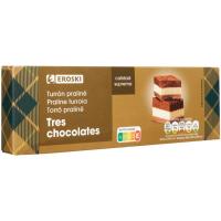 Turrón praliné tres chocolates EROSKI, caja 150 g